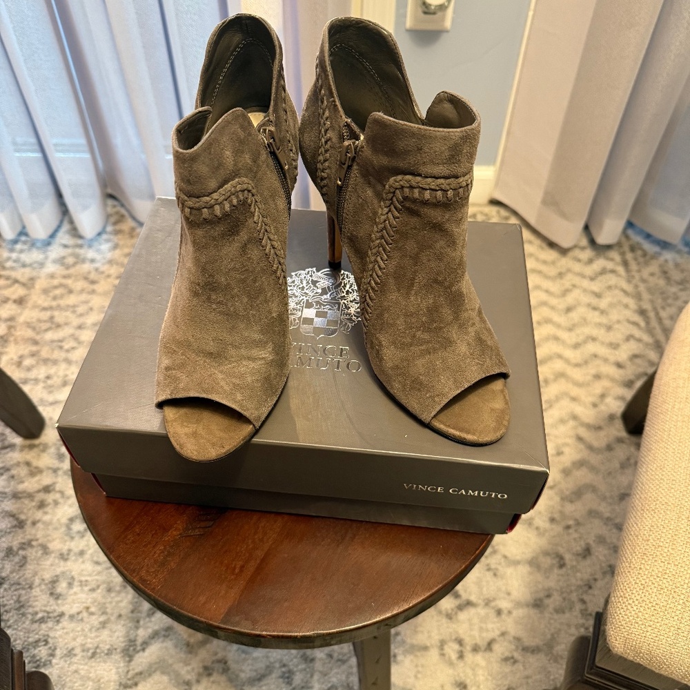 Size 9.5 Vince Camuto Bootie